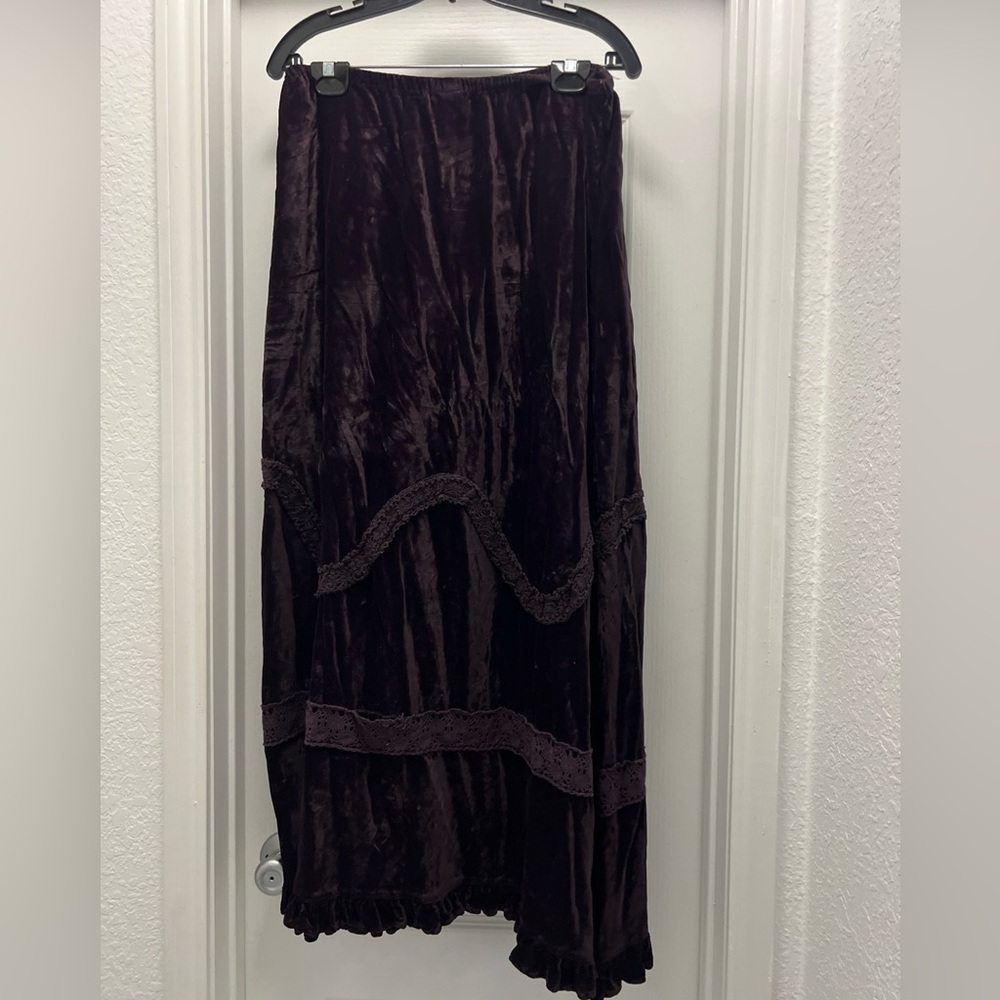 Elegant Women's Skirt - Plum Velvet - Picture 5 of 8